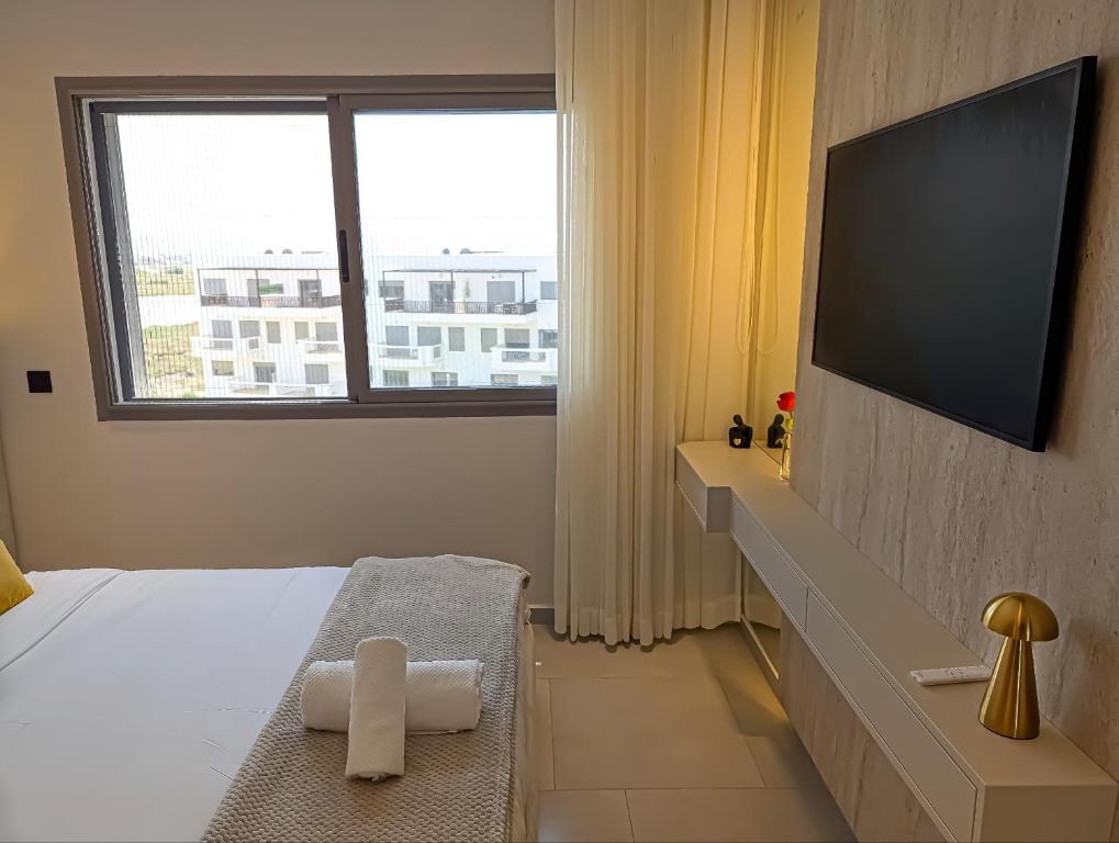 TV a/nebo společenská místnost v ubytování EliteStay by Al Amir