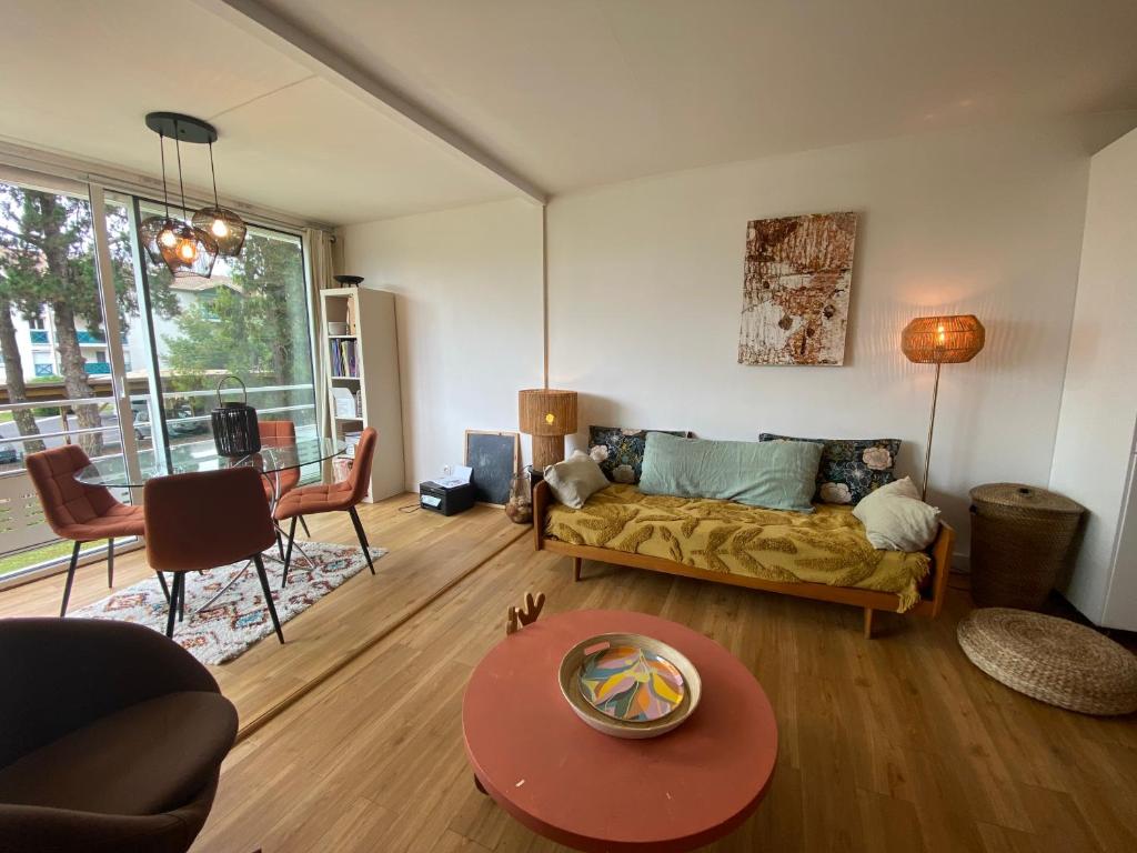 un salon avec un canapé et une table dans l'établissement Arcachon Marine, à Arcachon