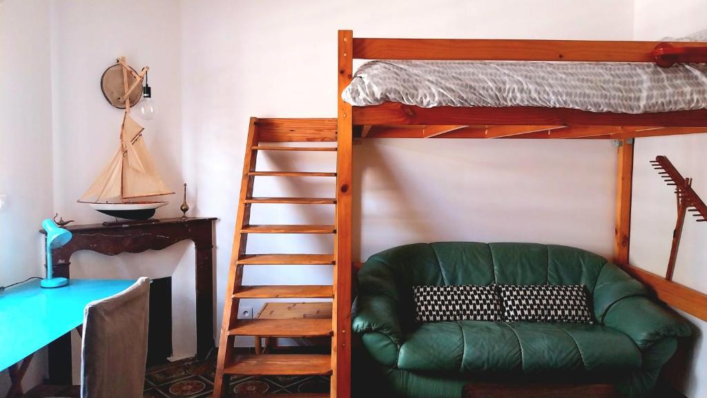 una camera con letto a castello e divano verde di Clos Réginel Remparts Sud ad Avignone