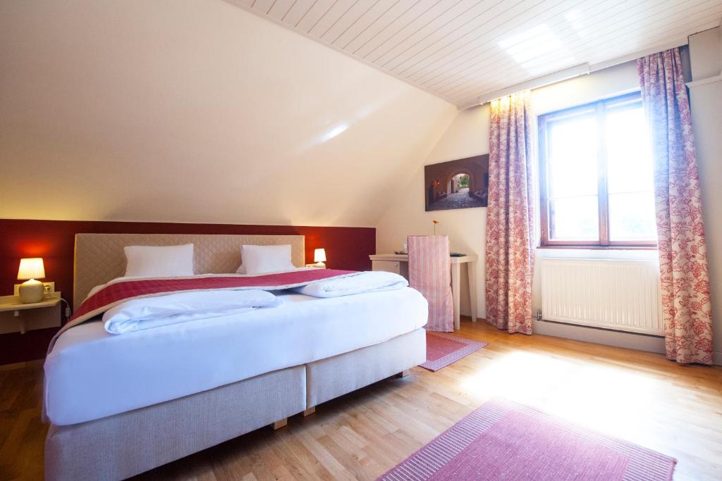 Postel nebo postele na pokoji v ubytování Renaissancehotel Raffelsberger Hof B&B