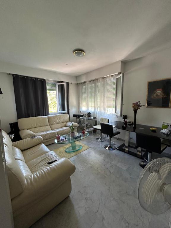 - un salon avec un canapé blanc et un bureau dans l'établissement Appartement Nice promenade des anglais, à Nice