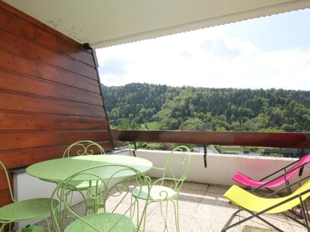 d'un balcon avec des tables et des chaises et une vue. dans l'établissement Mont-Dore Studio avec Terrasse, Parking et Wifi - FR-1-608-55, à Le Mont-Dore