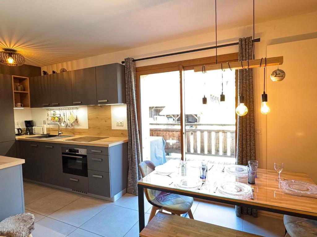 une cuisine avec une table et une salle à manger dans l'établissement Magnifique Appartement 4* Les Gets, 48m², Proche Centre, Balcons, 6 Couchages, Services Inclus - FR-1-623-20, aux Gets