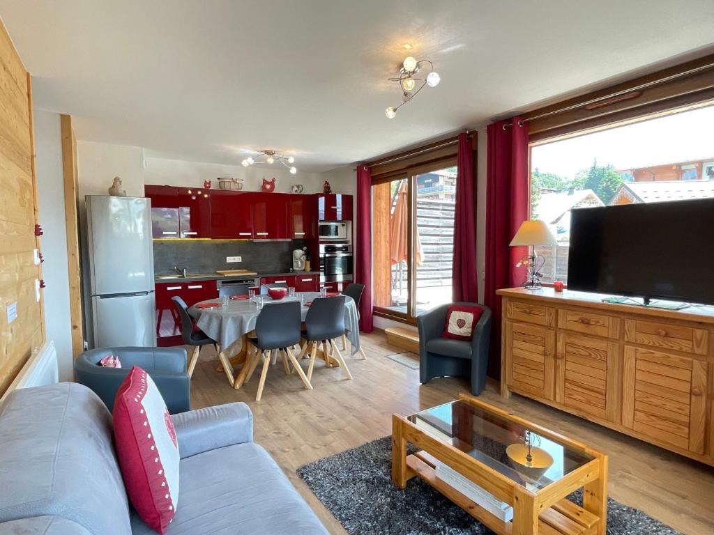 un salon avec un canapé bleu et une table dans l'établissement Appartement 6 pers, 50m des pistes, centre, terrasse 48m², parking, WiFi - Les Gets - FR-1-623-1, aux Gets