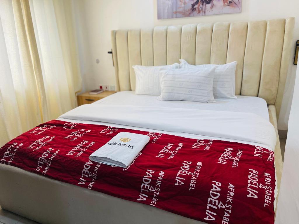 Postel nebo postele na pokoji v ubytování Hotel Padelia Apartment Airport Road Lagos