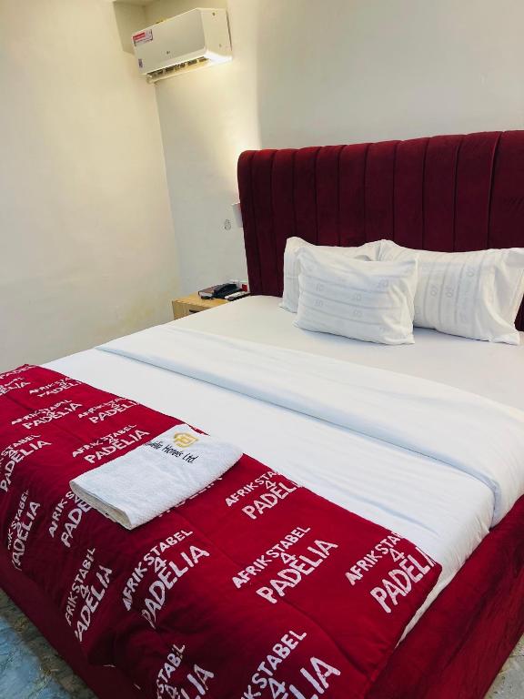 Postel nebo postele na pokoji v ubytování Hotel Padelia Apartment Airport Road Lagos