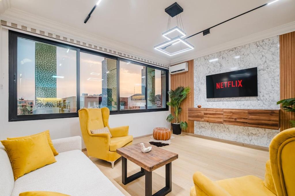 Un lugar para sentarse en Luxury Apt in Heart Gueliz Panoramic City Views