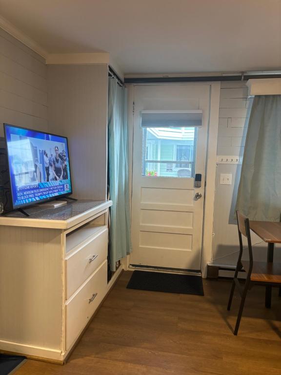Μια τηλεόραση ή/και κέντρο ψυχαγωγίας στο Maine Beach Condo