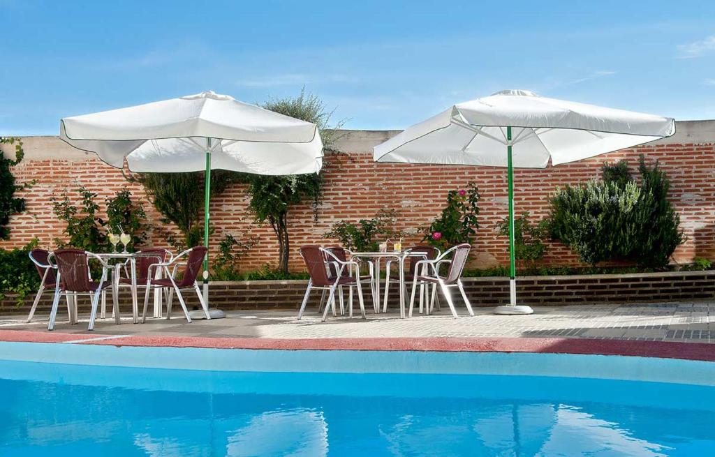 Bazén v ubytování Hospedium Hotel Juan II nebo v jeho okolí