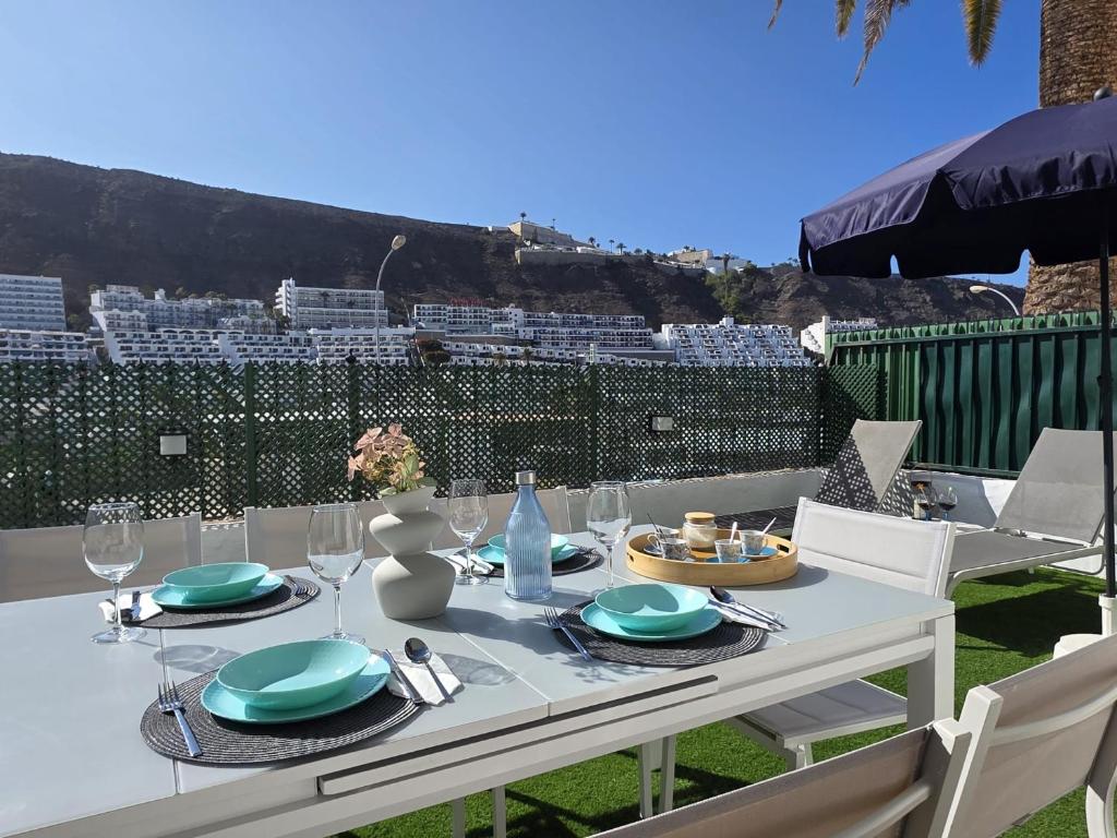 - une table blanche avec des assiettes et des verres à vin dans l'établissement Breeze Puerto Rico, à Puerto Rico