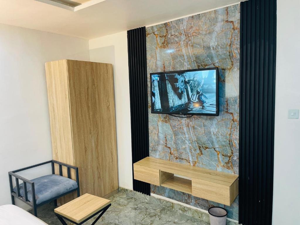 TV a/nebo společenská místnost v ubytování Hotel Padelia Apartment Airport Road Lagos