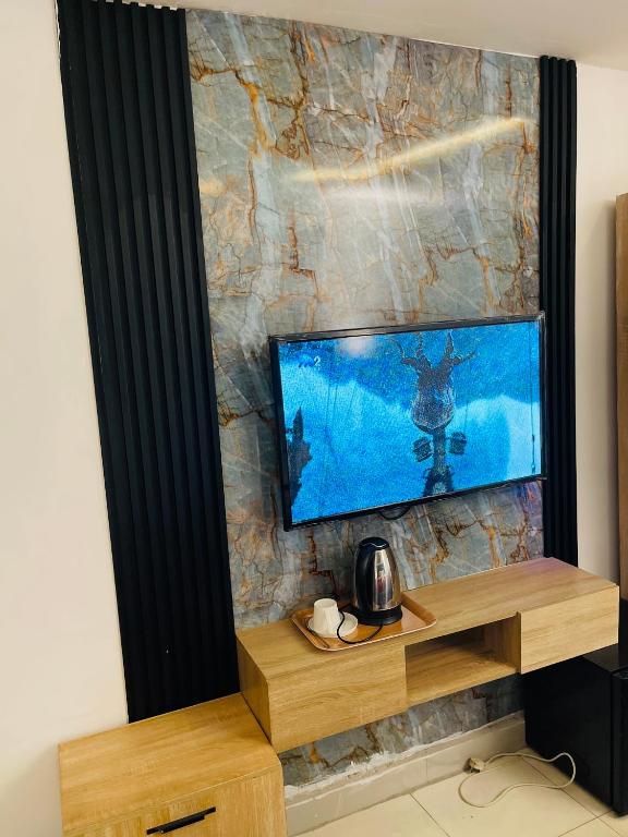 TV a/nebo společenská místnost v ubytování Hotel Padelia Apartment Airport Road Lagos
