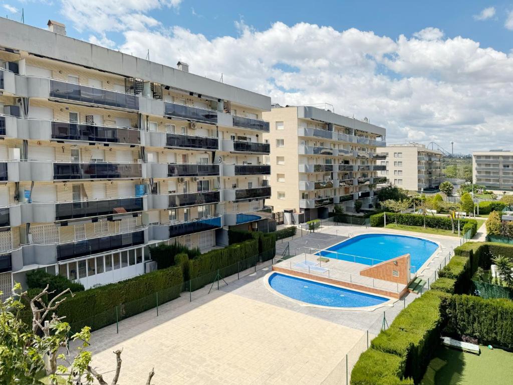 an apartment building with a swimming pool in front of it at NOVA PINEDA 2 y VISTAS PISCINA in La Pineda