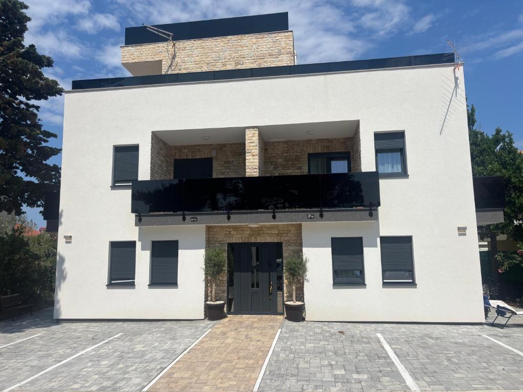 ヴィルにあるVilla Mareの駐車場内の扉付き白い建物