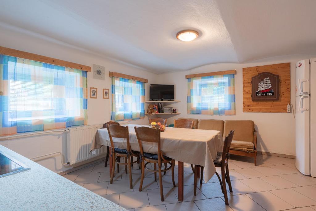 TV a/nebo společenská místnost v ubytování Holiday House Mária