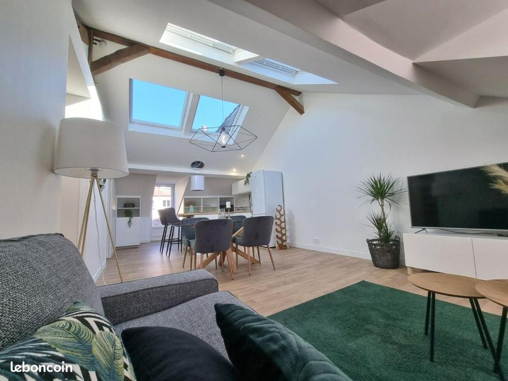 un salon avec un canapé, une télévision et une table dans l'établissement Luminous and elegant 3BR apartment in hyper centre, à Pau