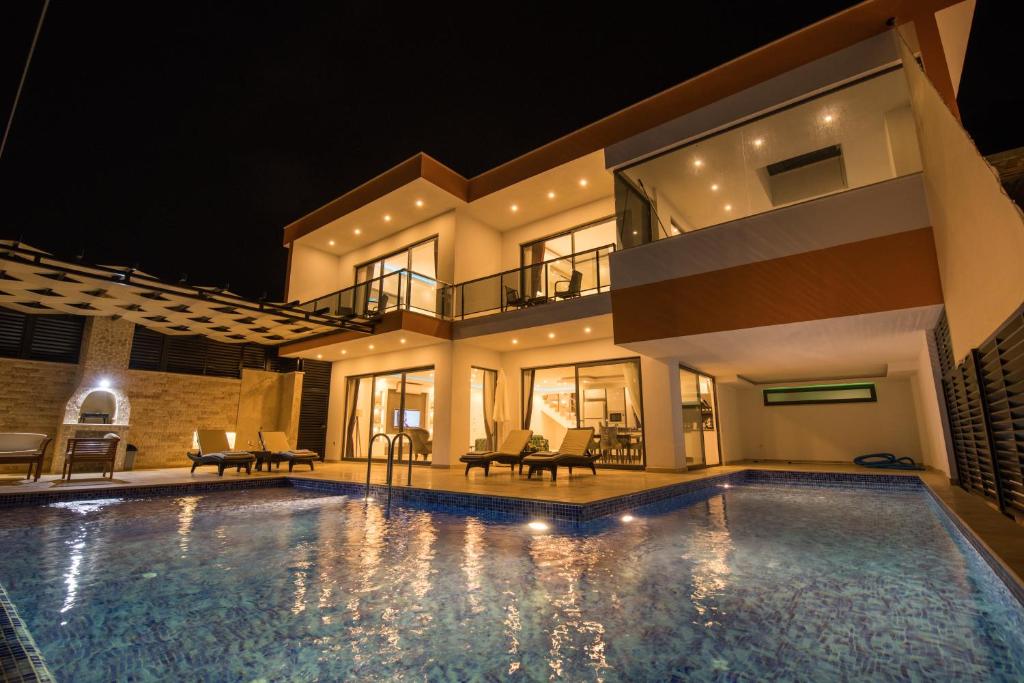 eine Villa mit Swimmingpool bei Nacht in der Unterkunft Premium3 in Bezirgân