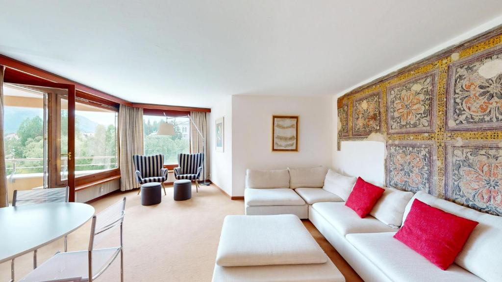 a living room with a couch and a table at Abitaziun Quadratscha 20 - Samedan in Samedan