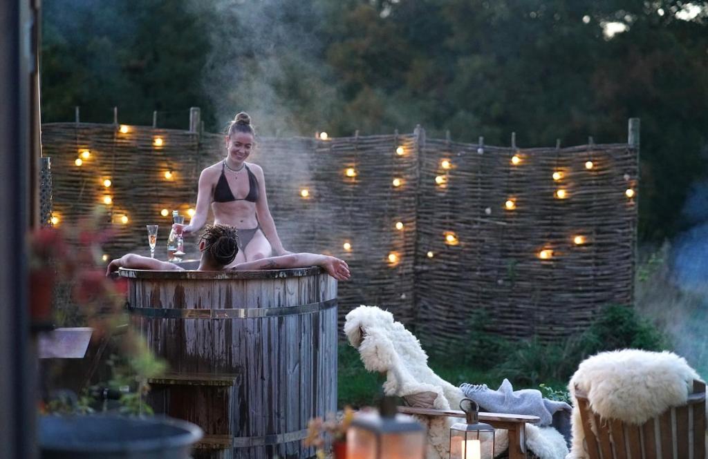 Επισκέπτες που μένουν στο Ambrose Hut, Private, romantic, luxury Shepherd Hut with own Hot Tub