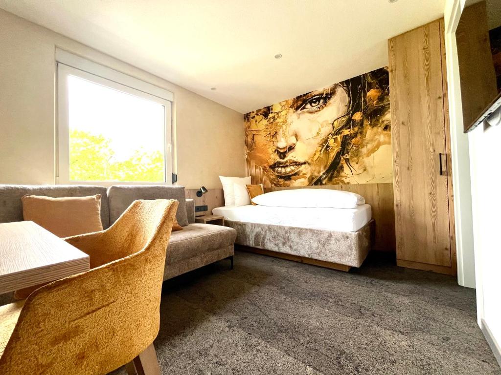 ein Schlafzimmer mit einem Bett und einem Gemälde an der Wand in der Unterkunft PRIMERA Smart micro-Apartments in Singen