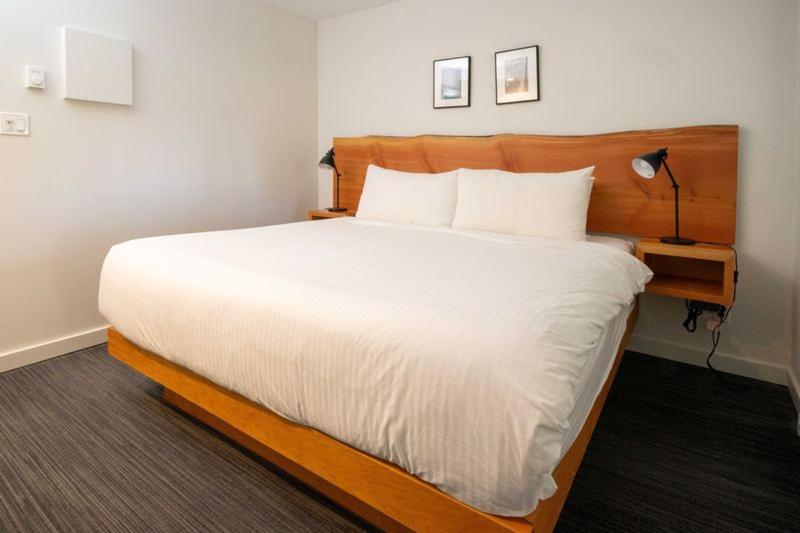 Postel nebo postele na pokoji v ubytování Pacific Sands Beach Resort