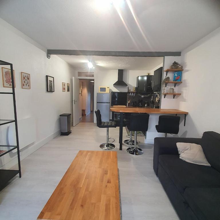 un salon avec un canapé et une table dans l'établissement Bleu Marine, à Canet