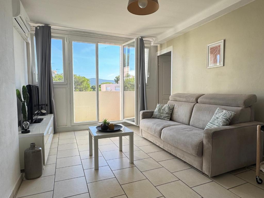 un salon avec un canapé et une table dans l'établissement Parc de la Trinité La Ciotat, à La Ciotat