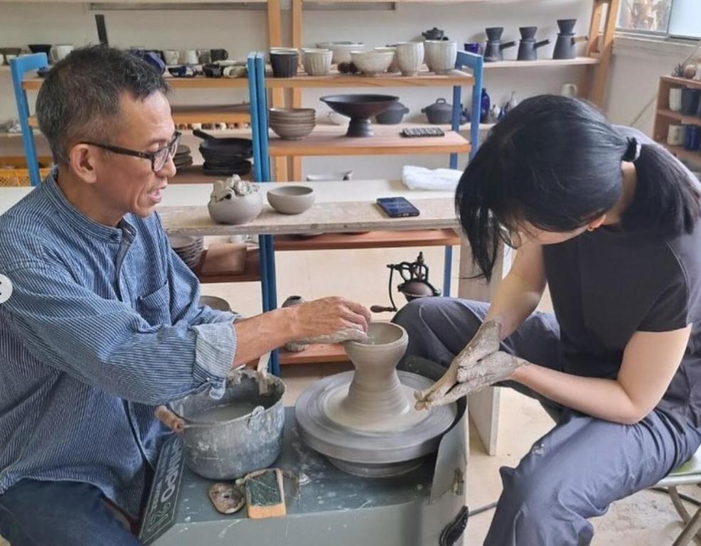 un homme et une femme fabriquant un vase sur un tour de potier dans l'établissement Private Forest Cottage for Two, Organic Lifestyle, à Bungoono