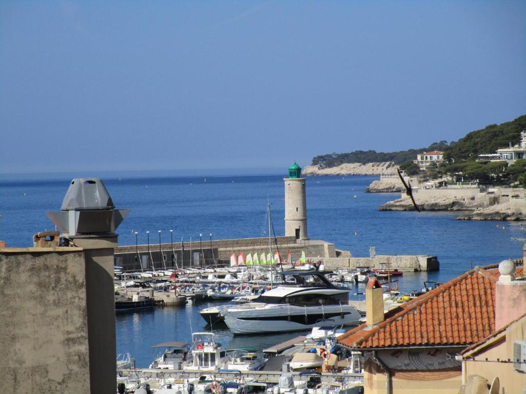 un groupe de bateaux dans un port de plaisance avec phare dans l'établissement Plénitude, à Cassis