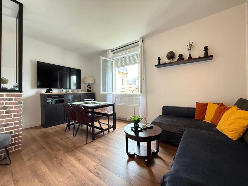 un salon avec un canapé et une table dans l'établissement Cabourg - Sublime 2 pièces à 2 min Plage & Centre-ville, à Cabourg