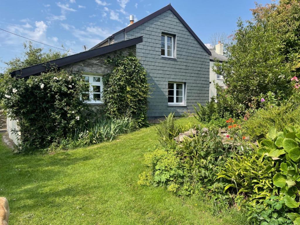 ein Haus mit einem Garten davor in der Unterkunft South Sandpark Cottage in Barnstaple