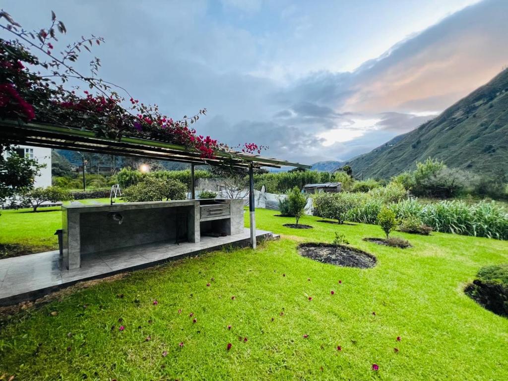 un giardino con una panchina nell'erba di Luxury Mansion with Garden 6 Bedroom 6 Bath a Baños