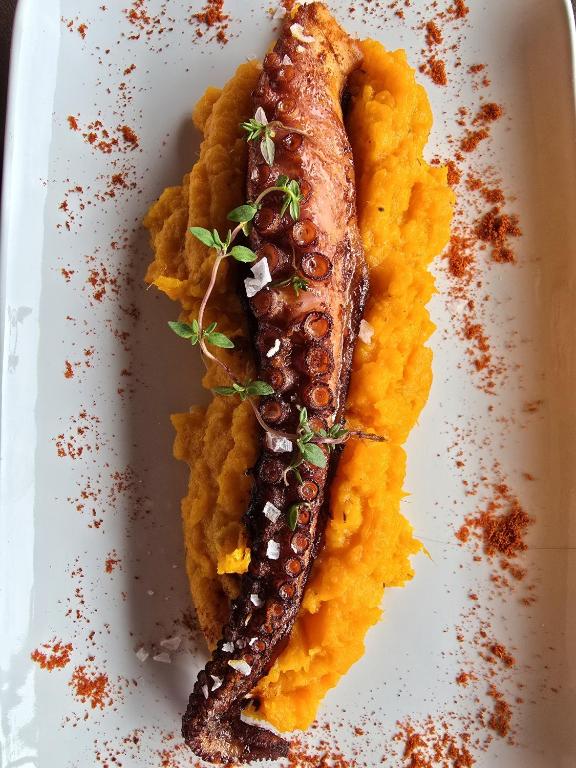 a plate of food with a fish on top at Tamahuche Hotel Rural in Vallehermoso