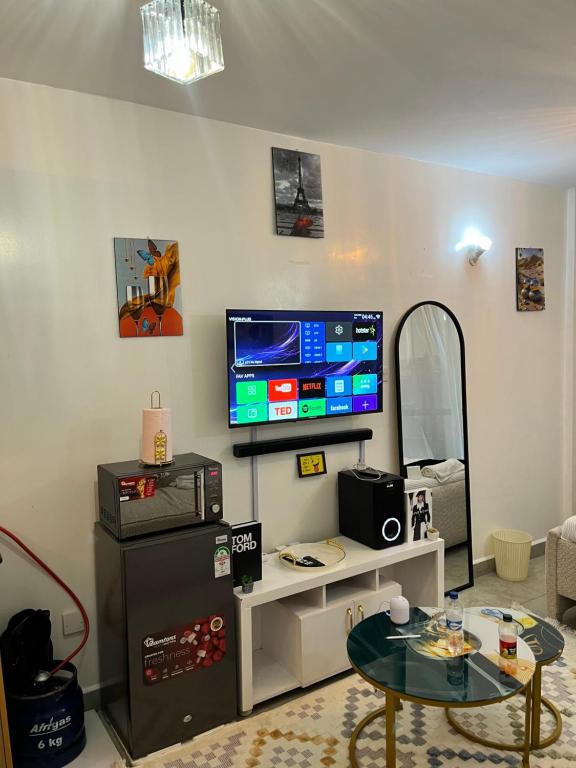 TV a/nebo společenská místnost v ubytování Tsavo Residence