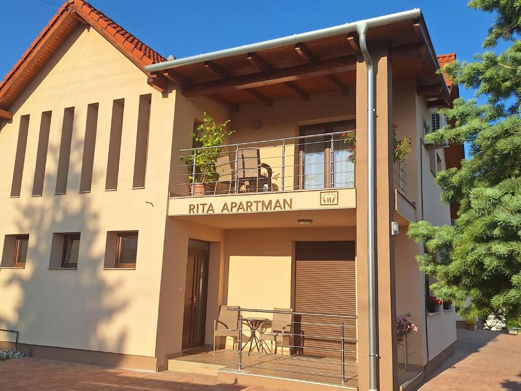 budynek z napisem „Rita Apartmentaran” w obiekcie Rita Apartman Hévíz w Hévízie