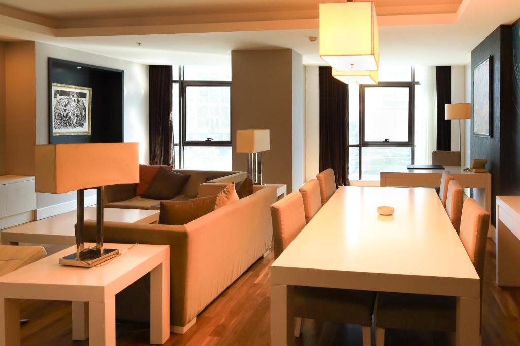 ein Wohnzimmer mit Couch und Tisch in der Unterkunft VIP Apartment & Residence Baku in Baku