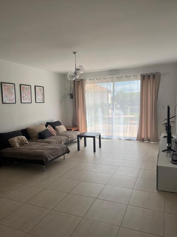 un salon avec un canapé et une table dans l'établissement villa de vacance La Brillanne, à La Brillanne