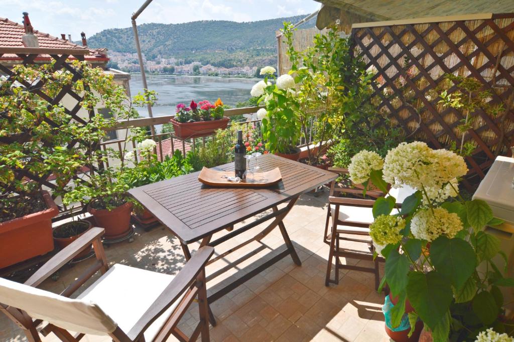 Un patio con mesa y sillas y flores. en Azure, en Kastoria