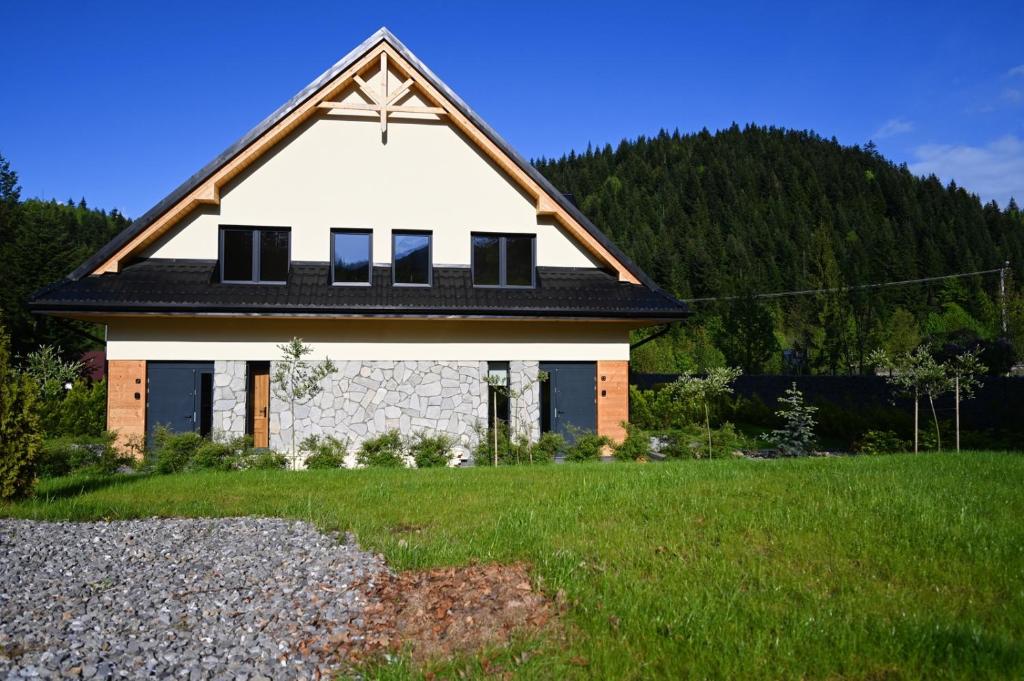 コルビエルフにあるApartamenty Beskidzka 92の緑地黒屋根白屋