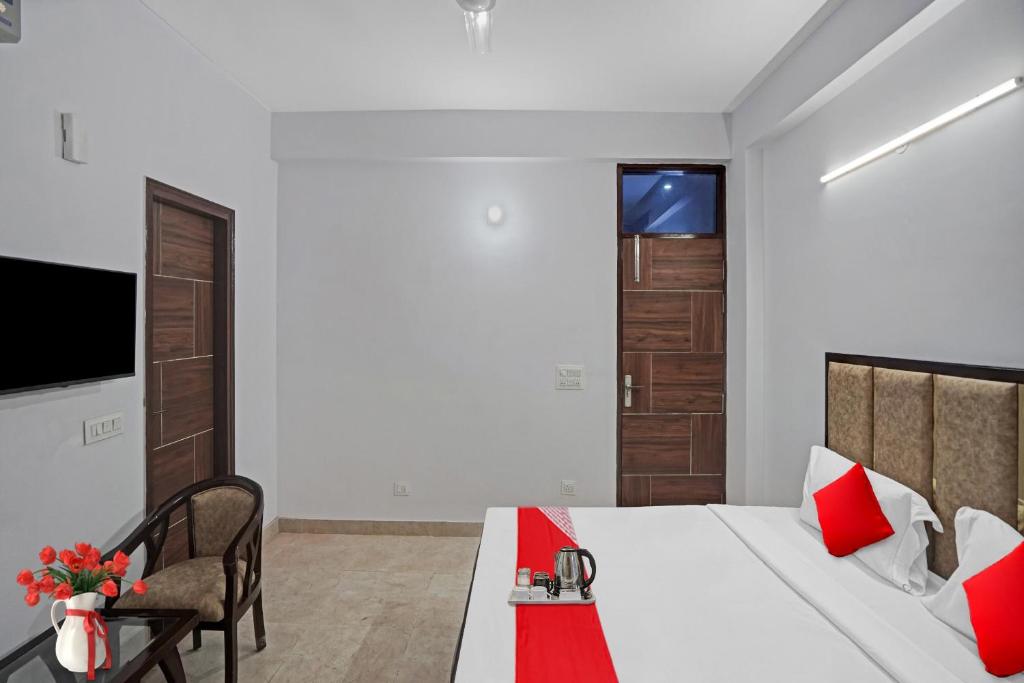 TV a/nebo společenská místnost v ubytování Hotel O Raj Residency
