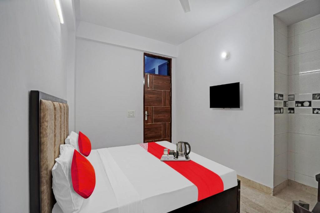 TV a/nebo společenská místnost v ubytování Hotel O Raj Residency