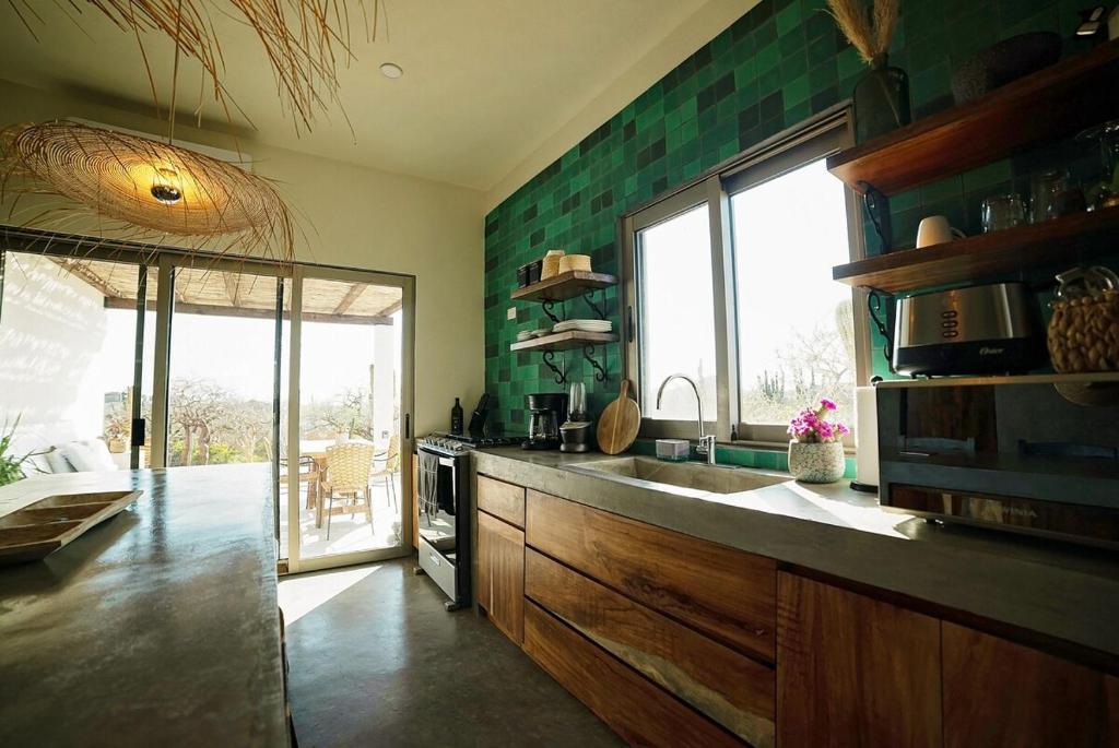 una cucina con un lavello e una grande finestra di Casa Pakal-Cozy Cottage Near Cerritos Beach a San Carlos
