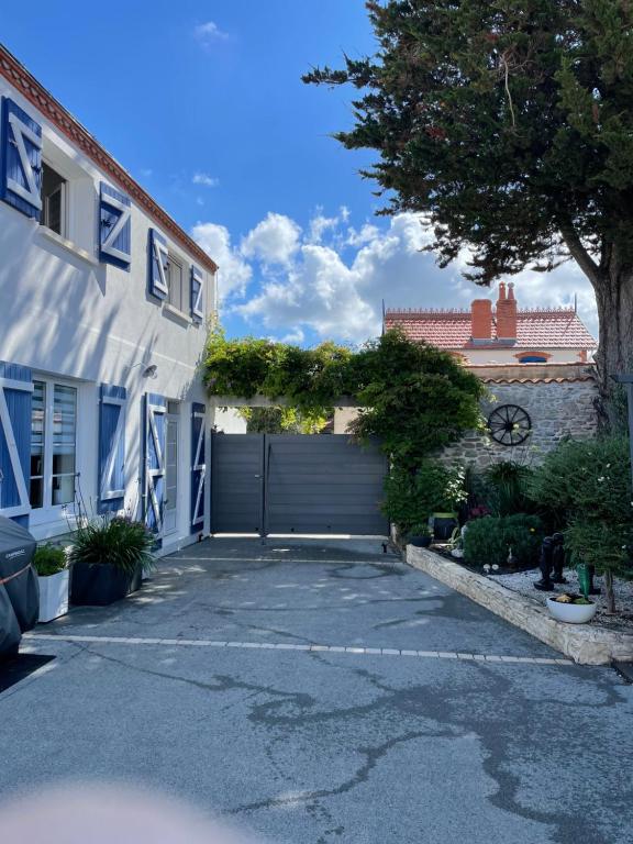un garage en face d'une maison blanche dans l'établissement La traboule, à La Tranche-sur-Mer