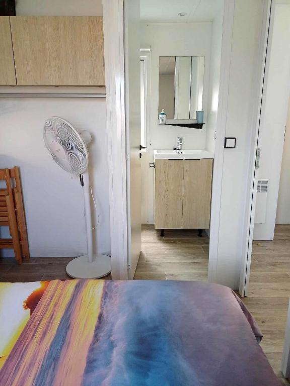 Postel nebo postele na pokoji v ubytování MOBIL HOME à SEIGNOSSE dans les Landes près de la mer