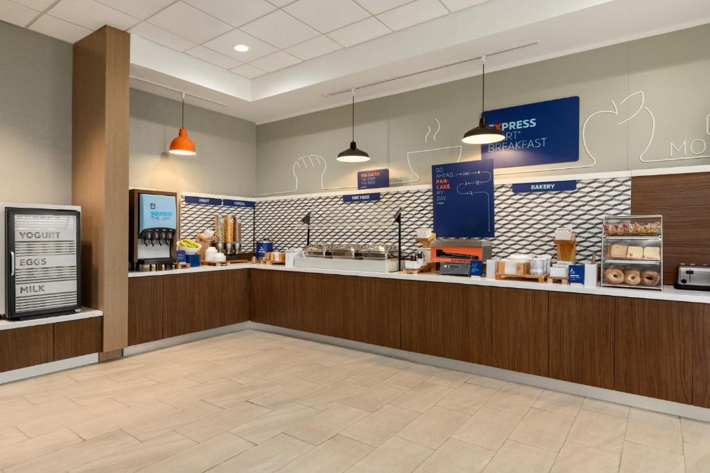 a waiting room with a counter in a store at Holiday Inn Express Fort Lauderdale Airport South by IHG in Dania Beach