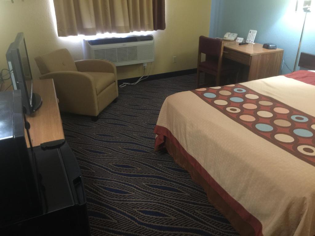 Postel nebo postele na pokoji v ubytování Super 8 by Wyndham Cedar City
