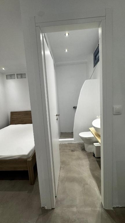 Postel nebo postele na pokoji v ubytování NV seafront Villa Aegina