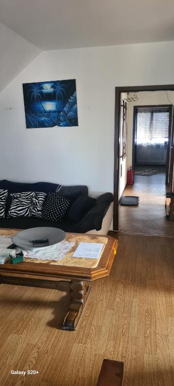 ヴァルドルフにあるDachgeschoss Wohnung mit Balkonのソファとテーブルのあるリビングルーム