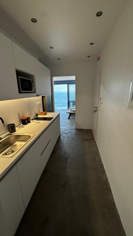 Kuchyň nebo kuchyňský kout v ubytování NV seafront Villa Aegina