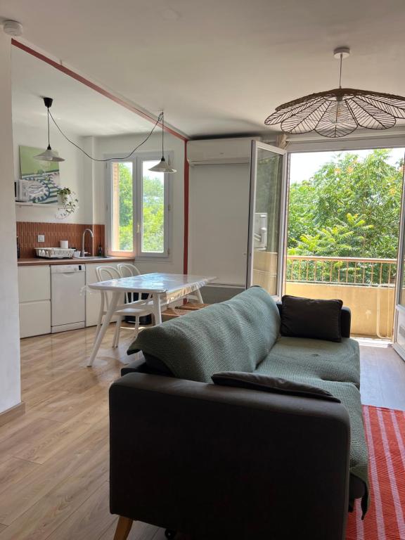 un salon avec un canapé et une table dans l'établissement Joli T3 Centre ville, à Marseille